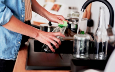Vì sao cần vệ sinh bình nhựa uống nước thường xuyên?